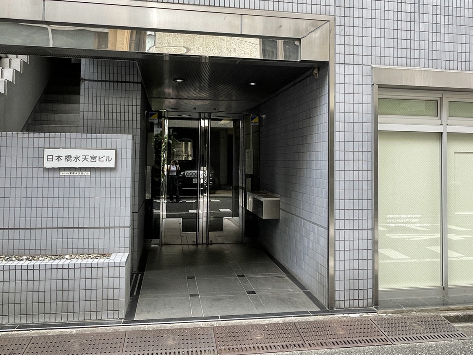 オフィスビル出入口