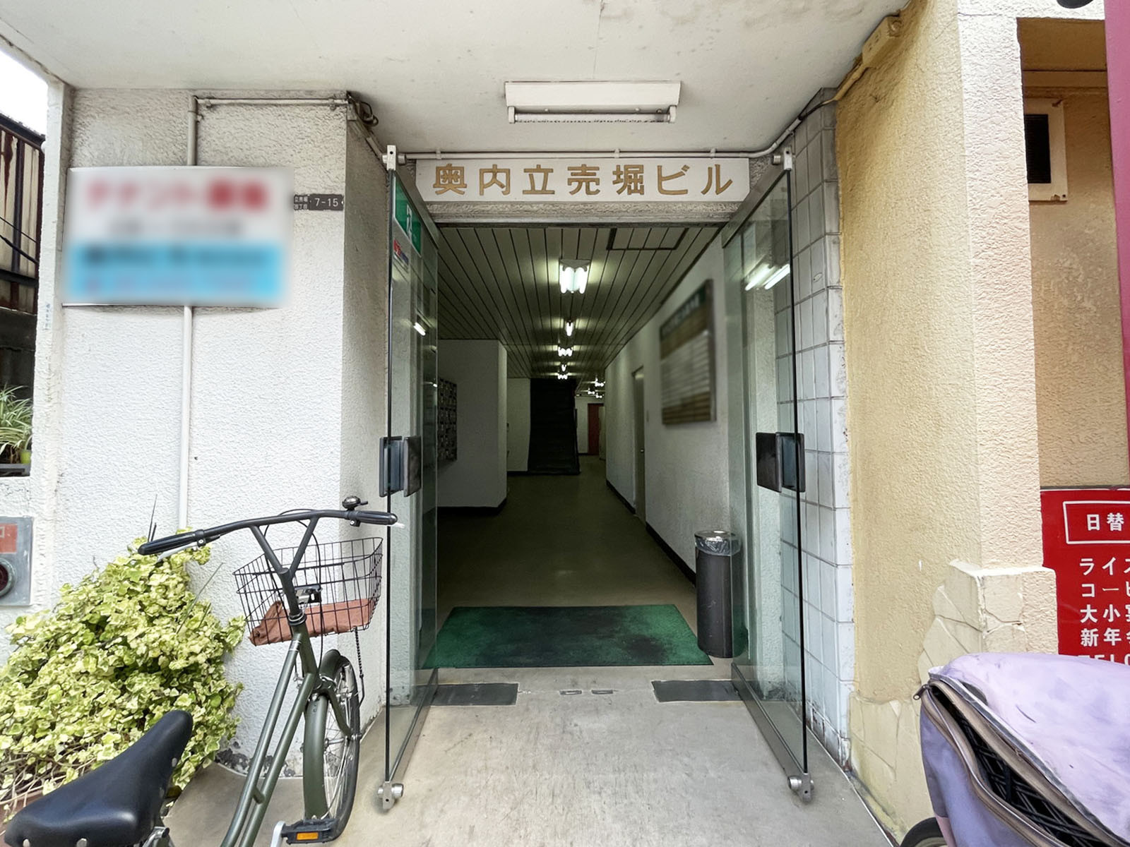 オフィスビル出入口