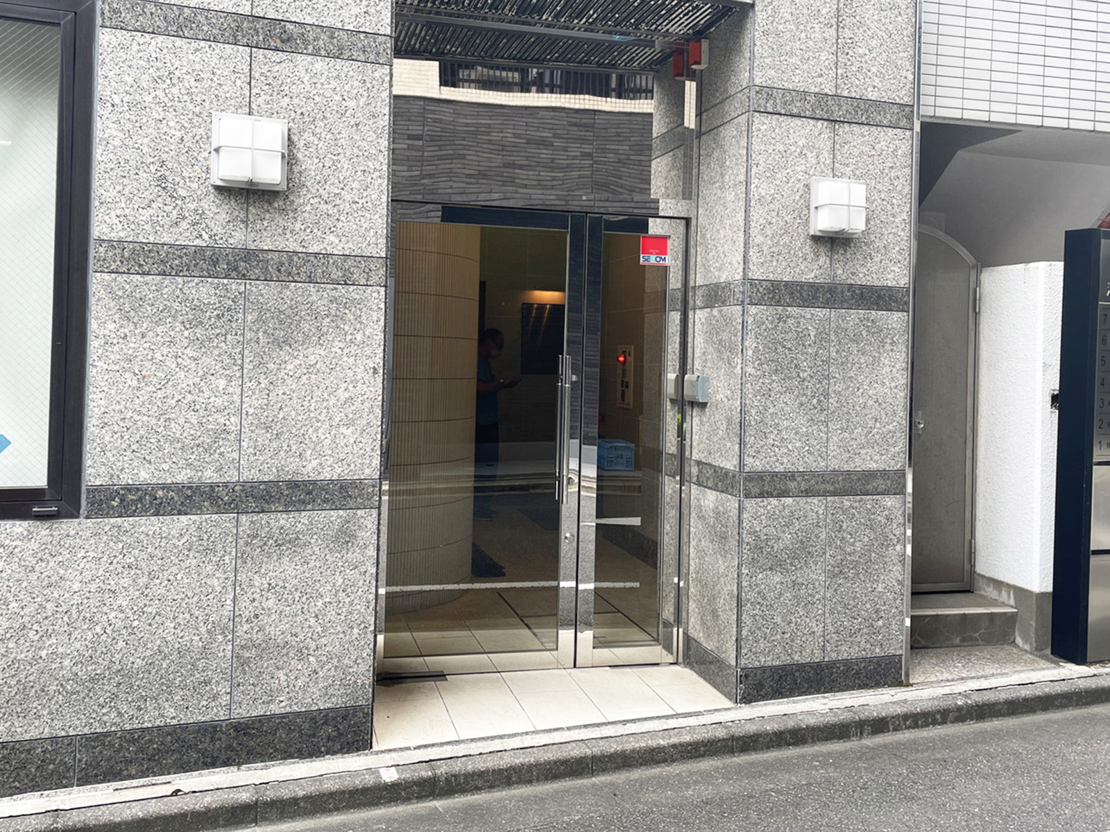 オフィスビル出入口