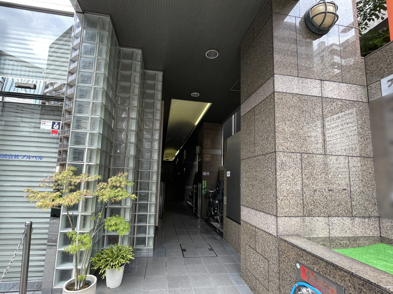 オフィスビル出入口