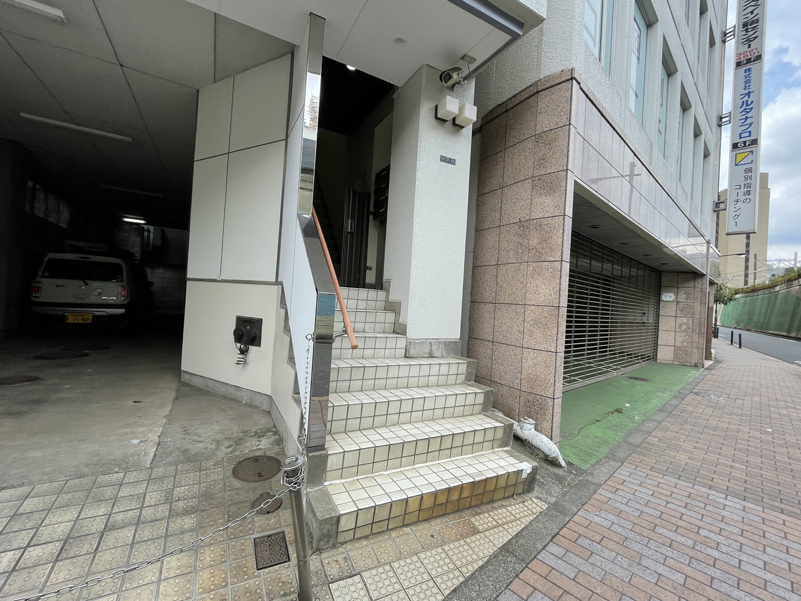 オフィスビル出入口