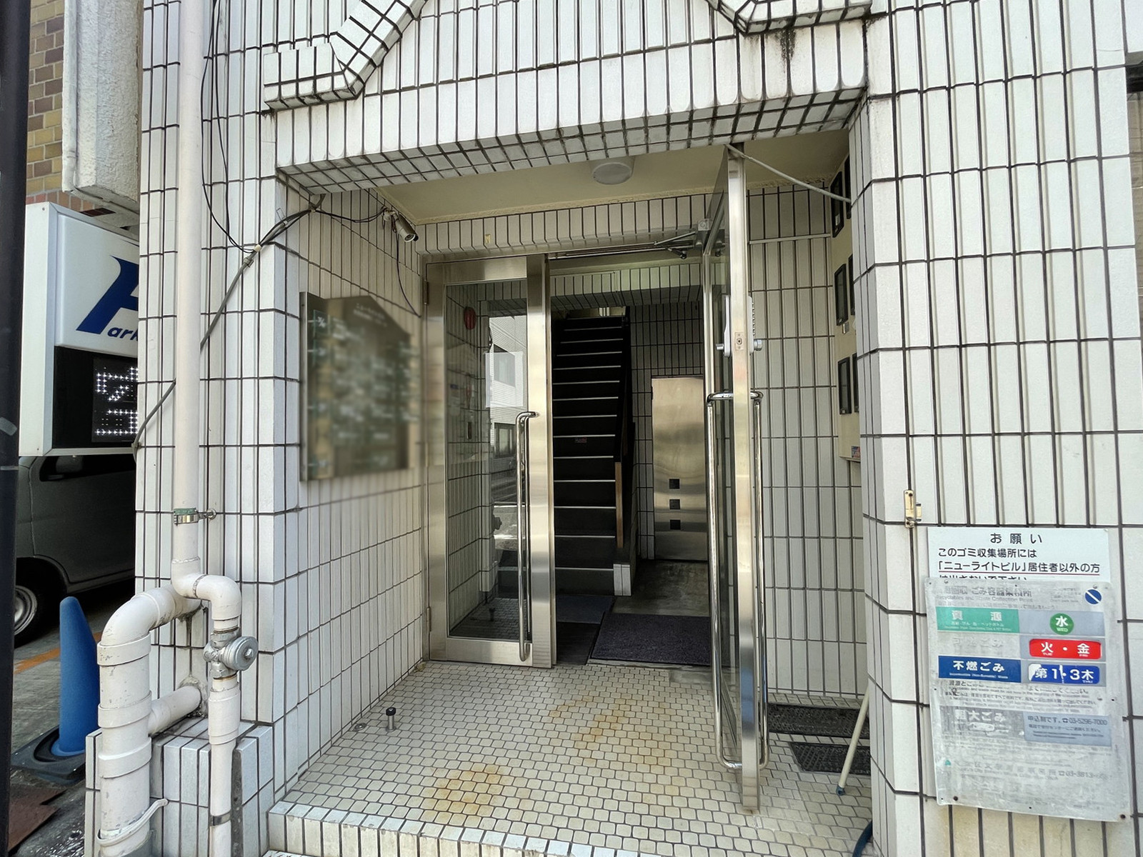 オフィスビル出入口