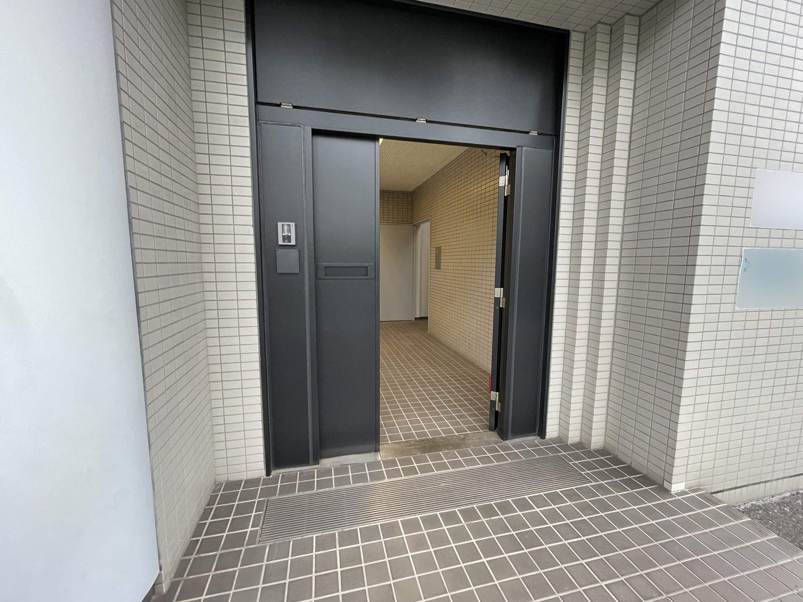 オフィスビル出入口