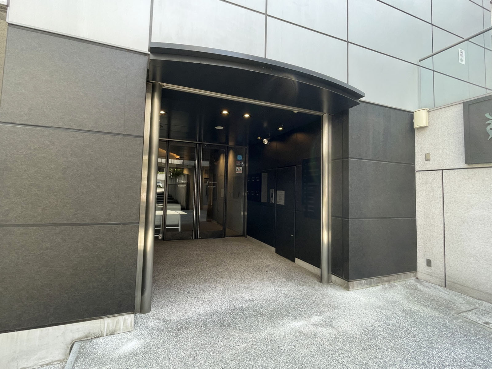 オフィスビル出入口