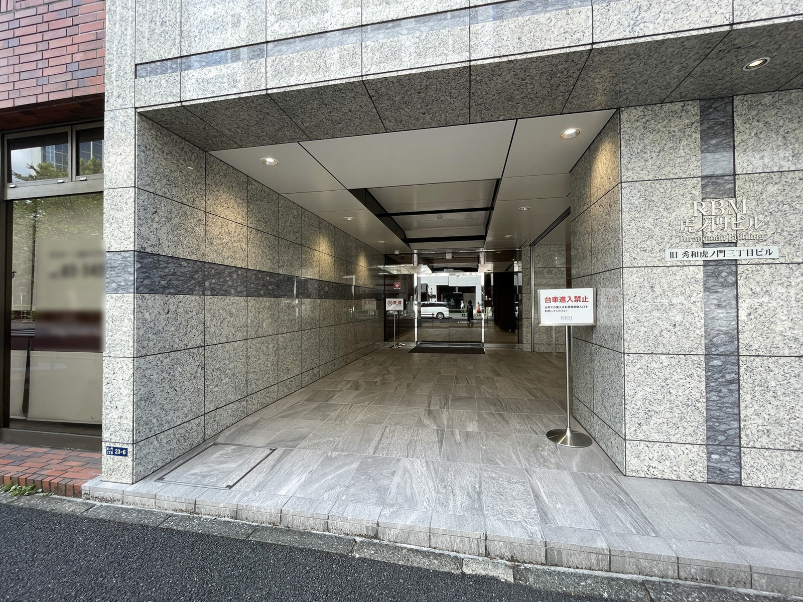 オフィスビル出入口