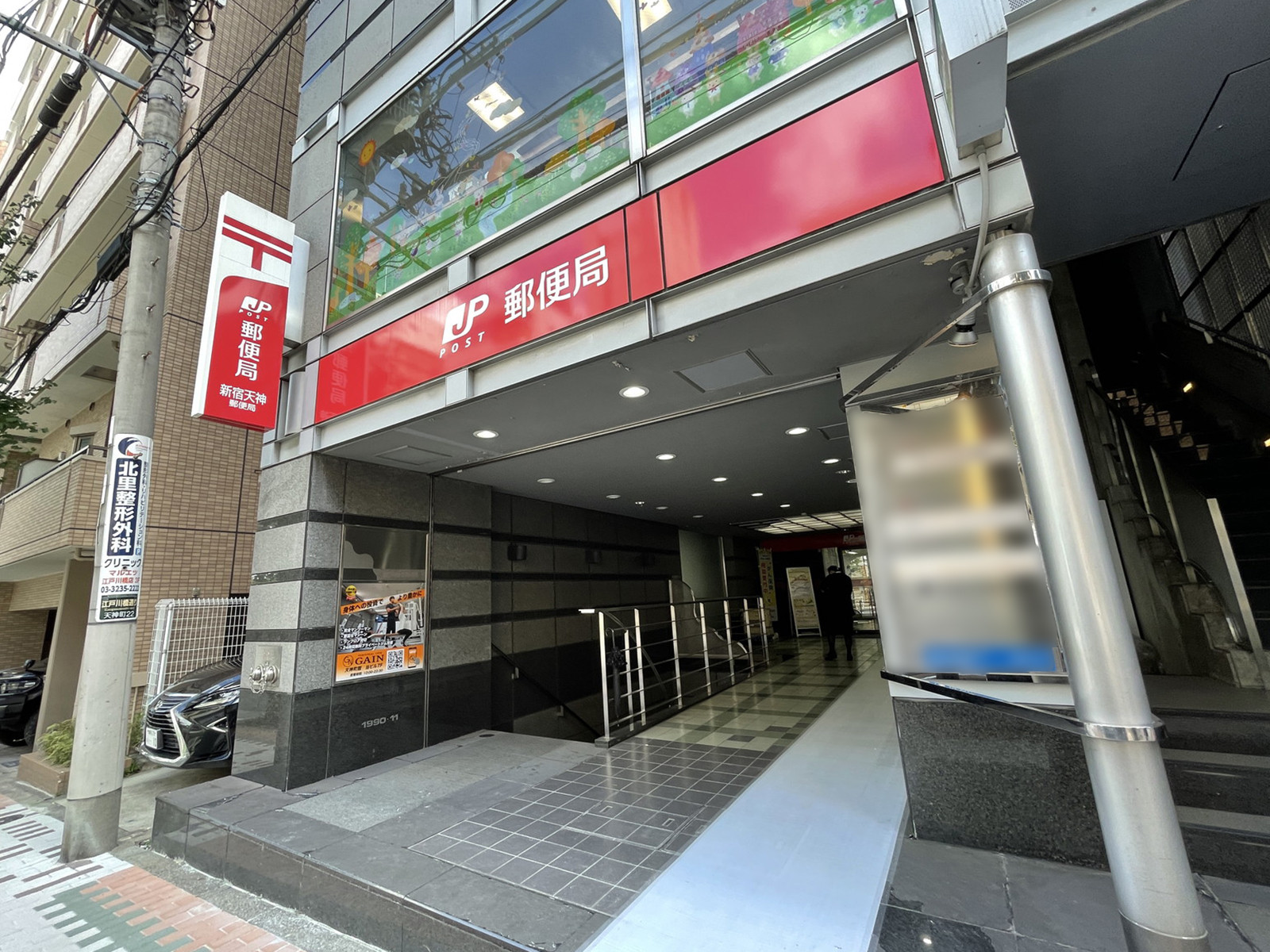 オフィスビル出入口