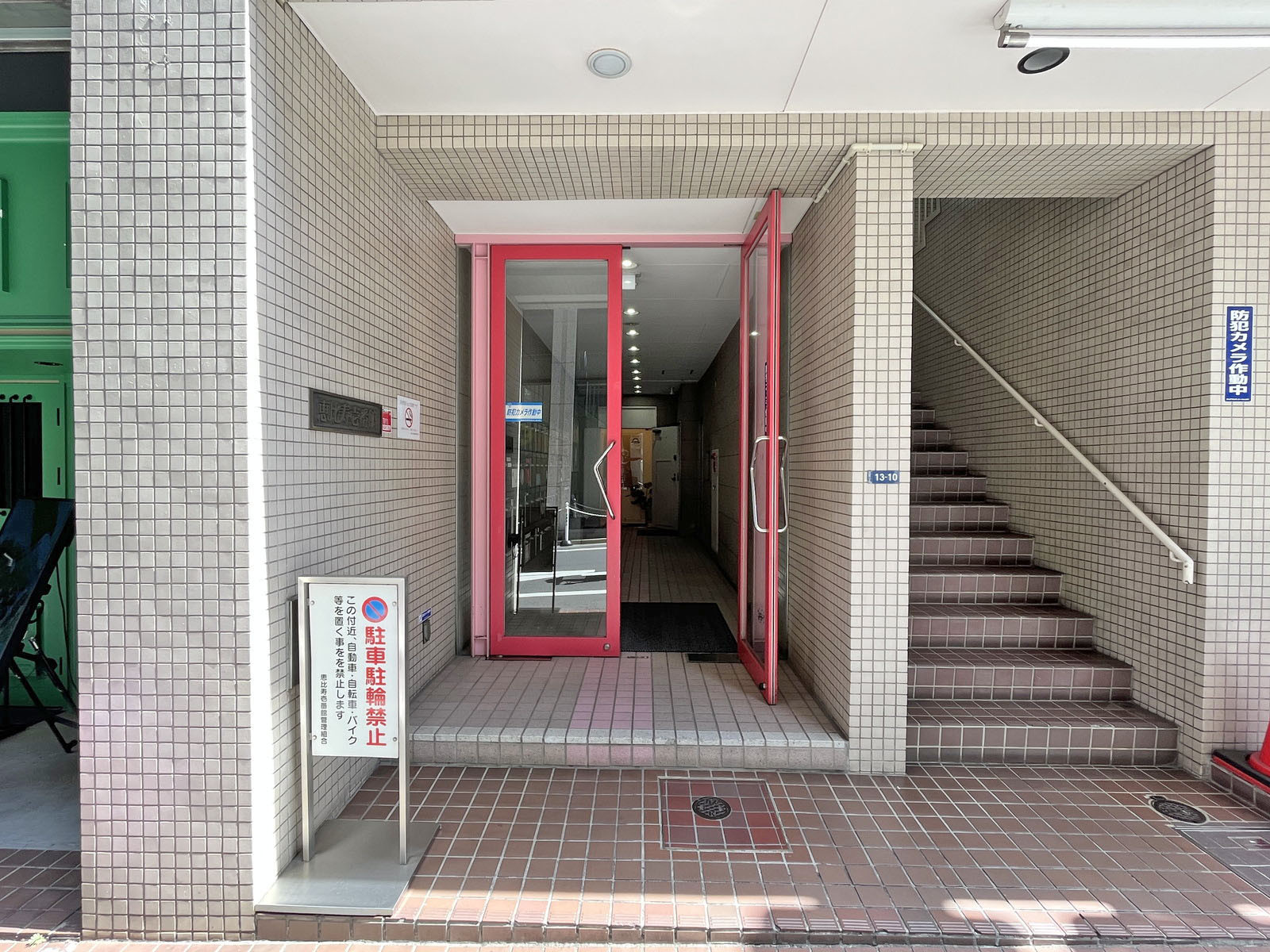 オフィスビル出入り口