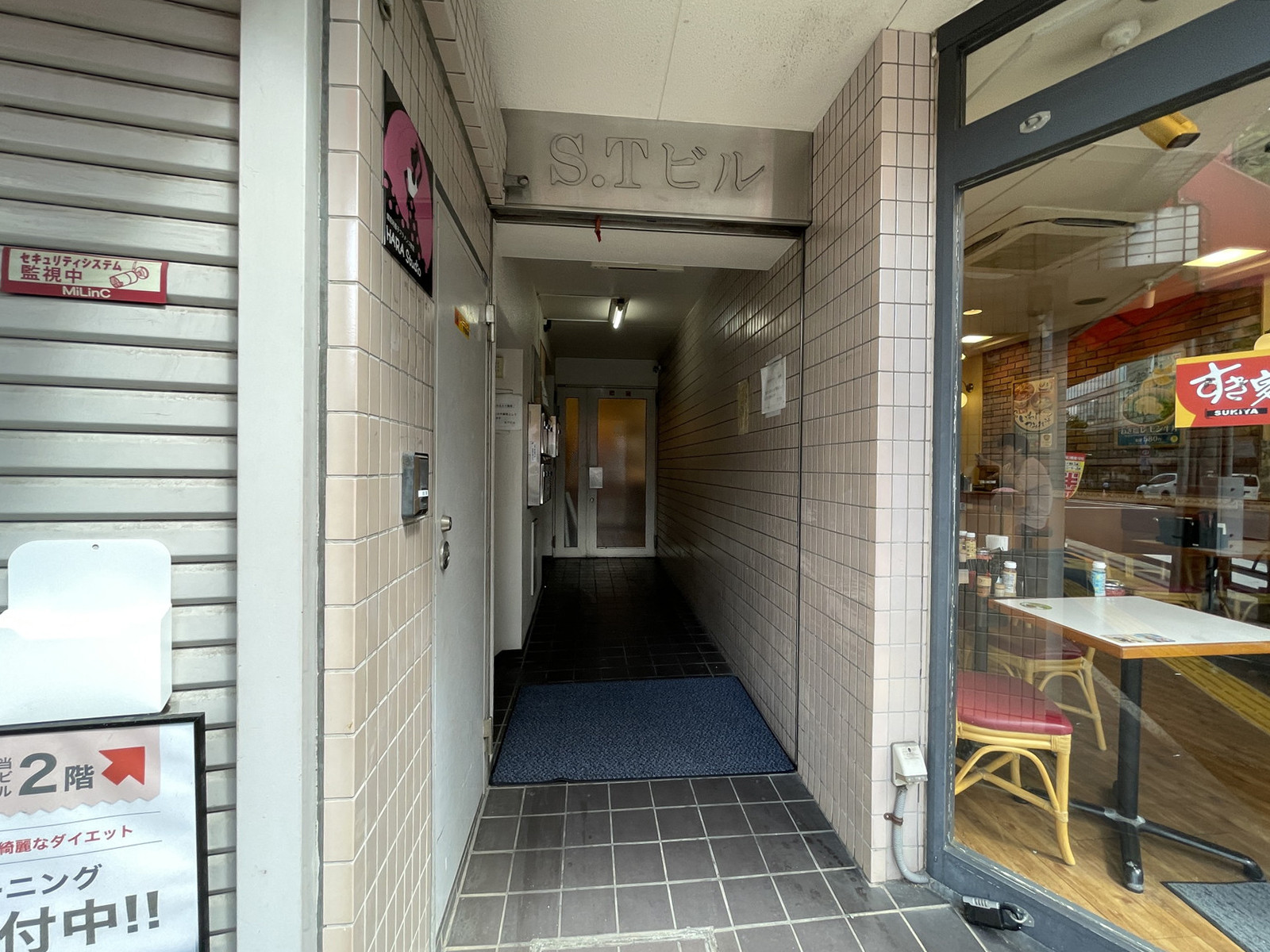 オフィスビル出入口