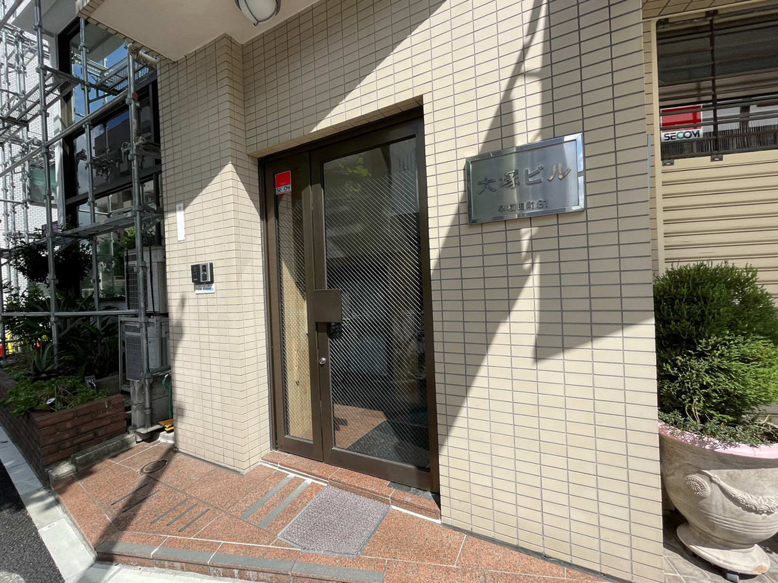 オフィスビル出入口