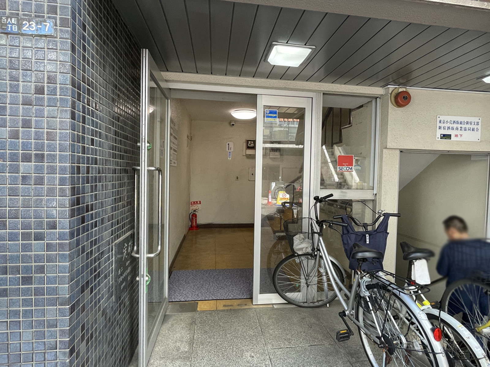 オフィスビル出入口