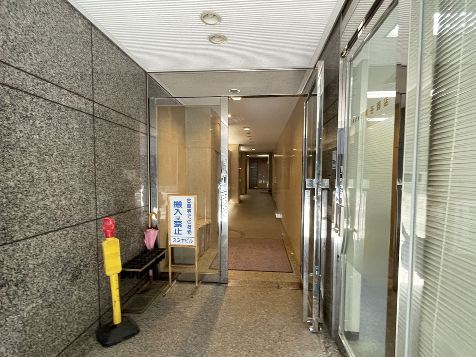 オフィスビル出入口