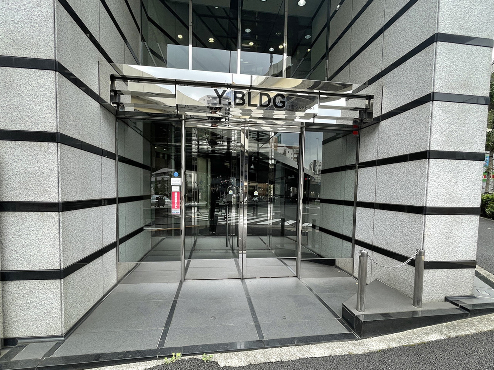オフィスビル出入口