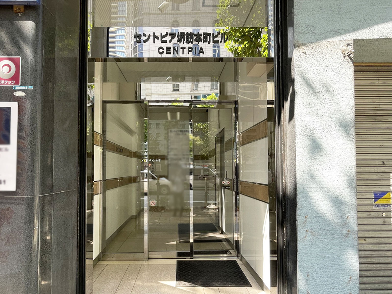 オフィスビル出入口