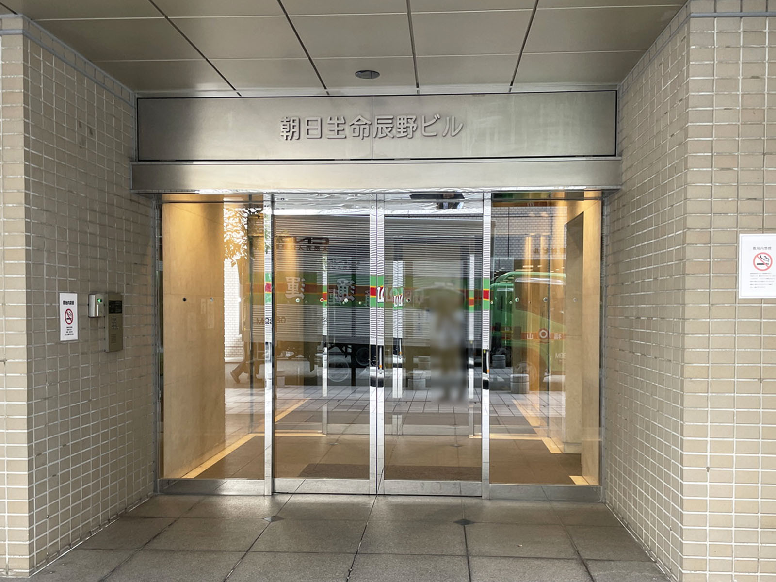 オフィスビル出入口