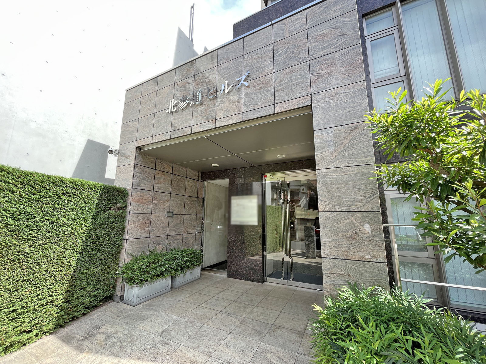 オフィスビル出入り口