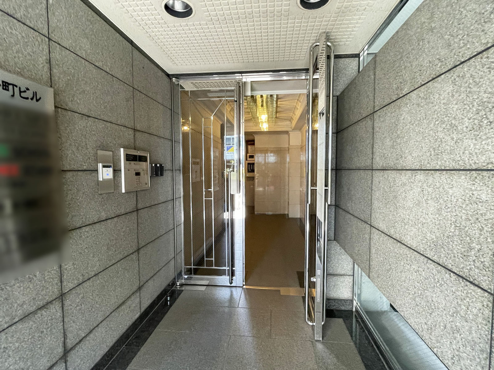 オフィスビル出入口