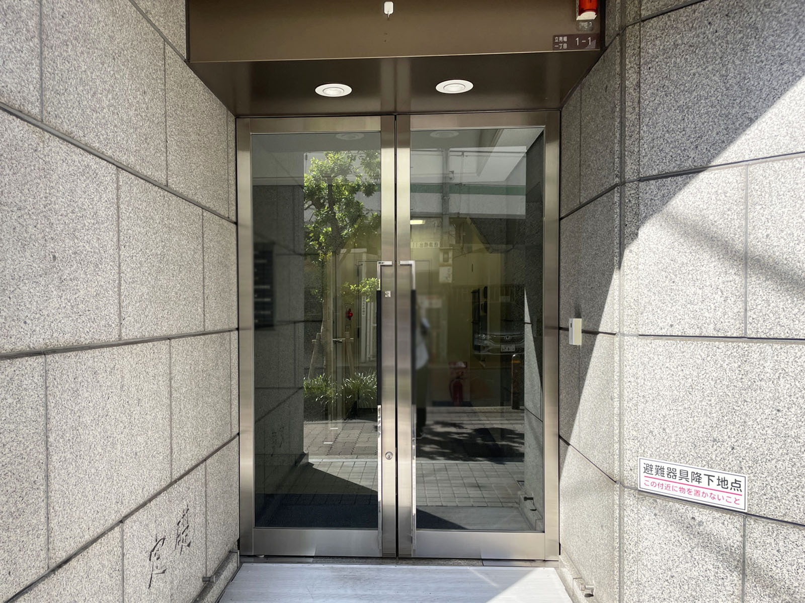 オフィスビル出入口