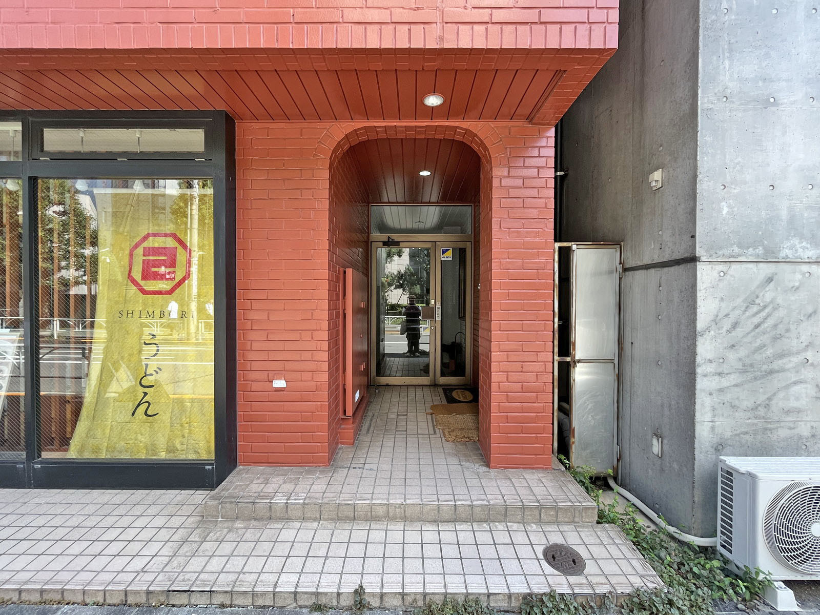 オフィスビル出入り口