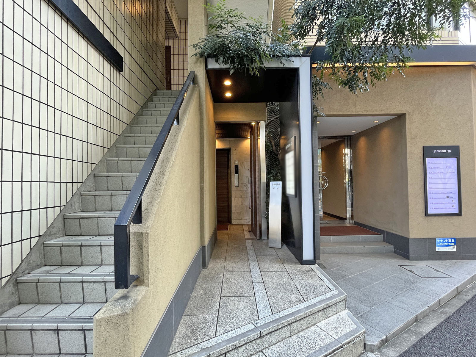 オフィスビル出入り口