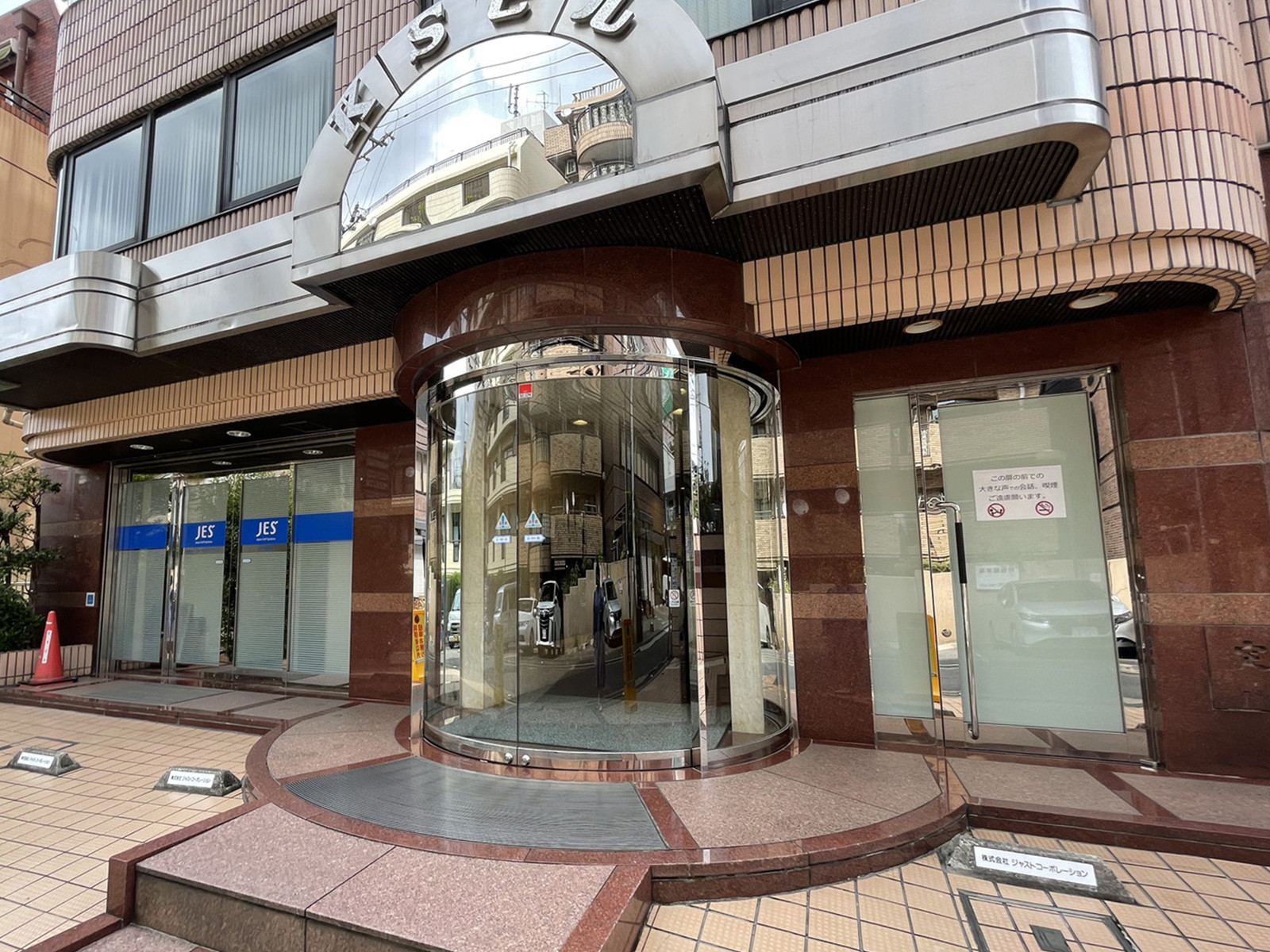 オフィスビル出入口