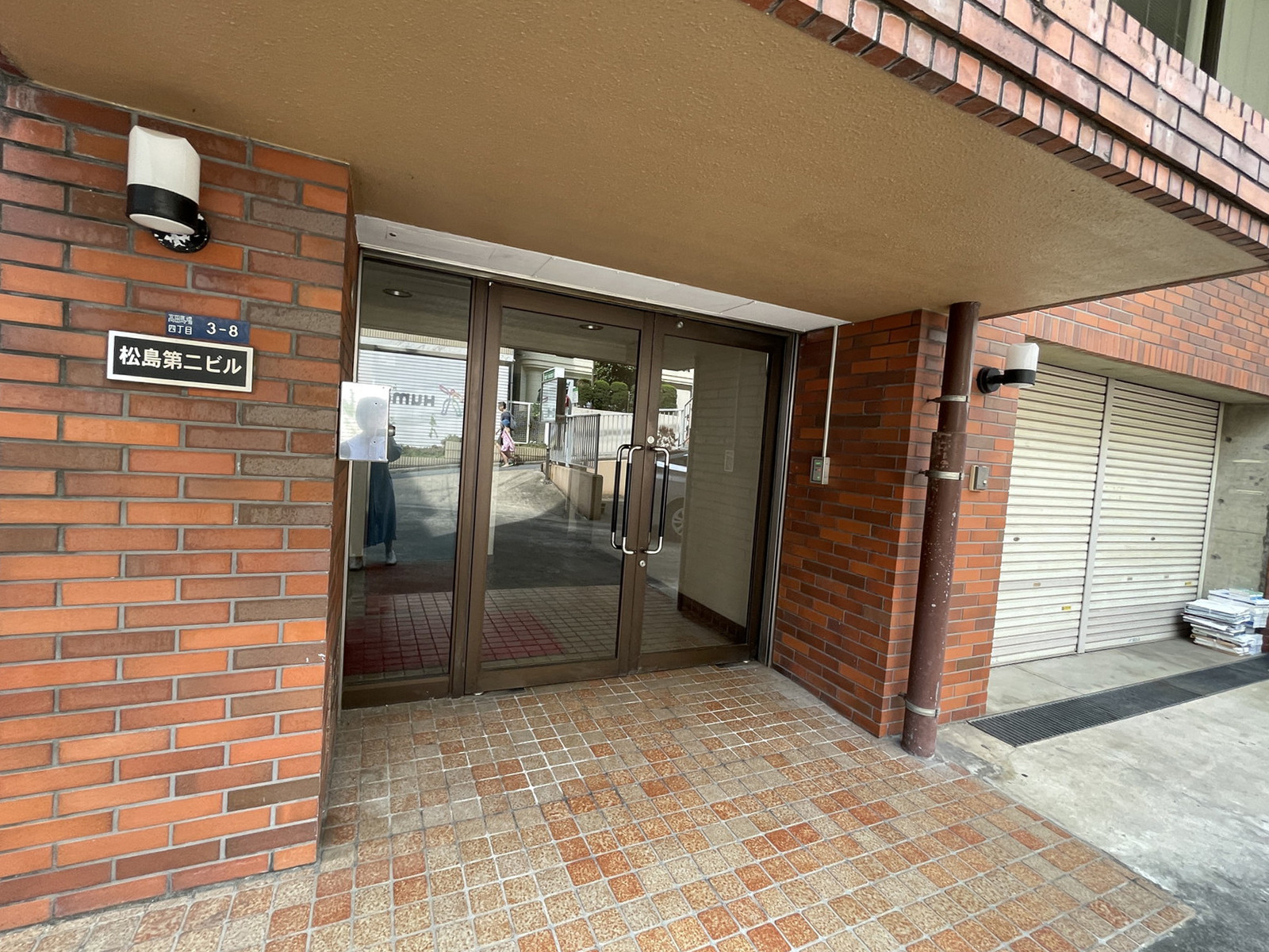 オフィスビル出入口