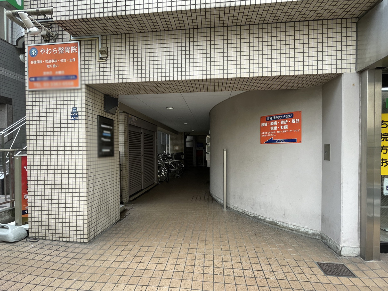オフィスビル出入口