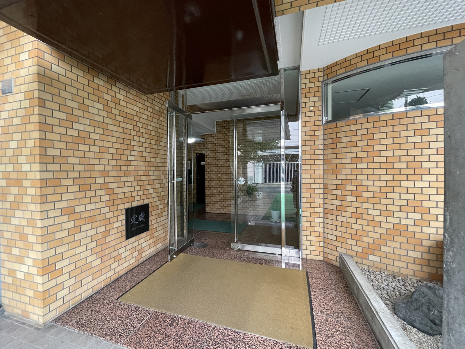オフィスビル出入口