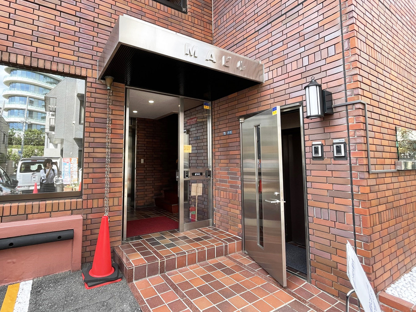 オフィスビル出入口