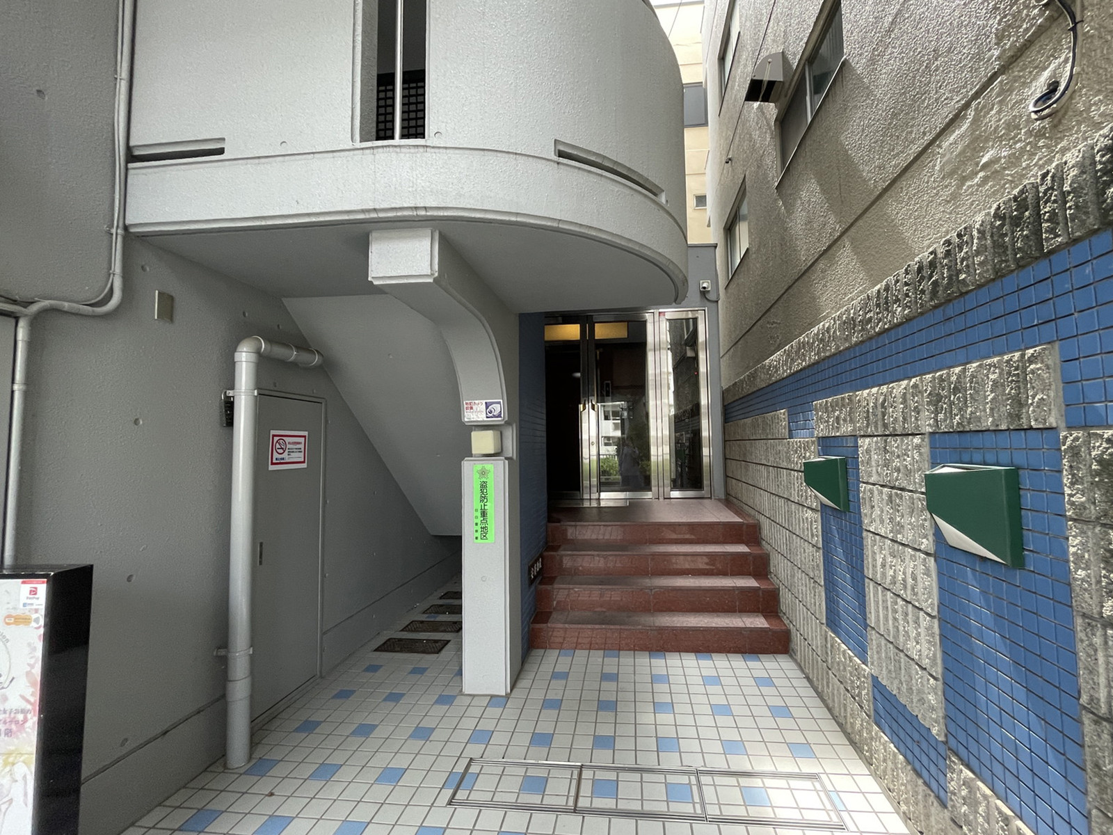 オフィスビル出入口