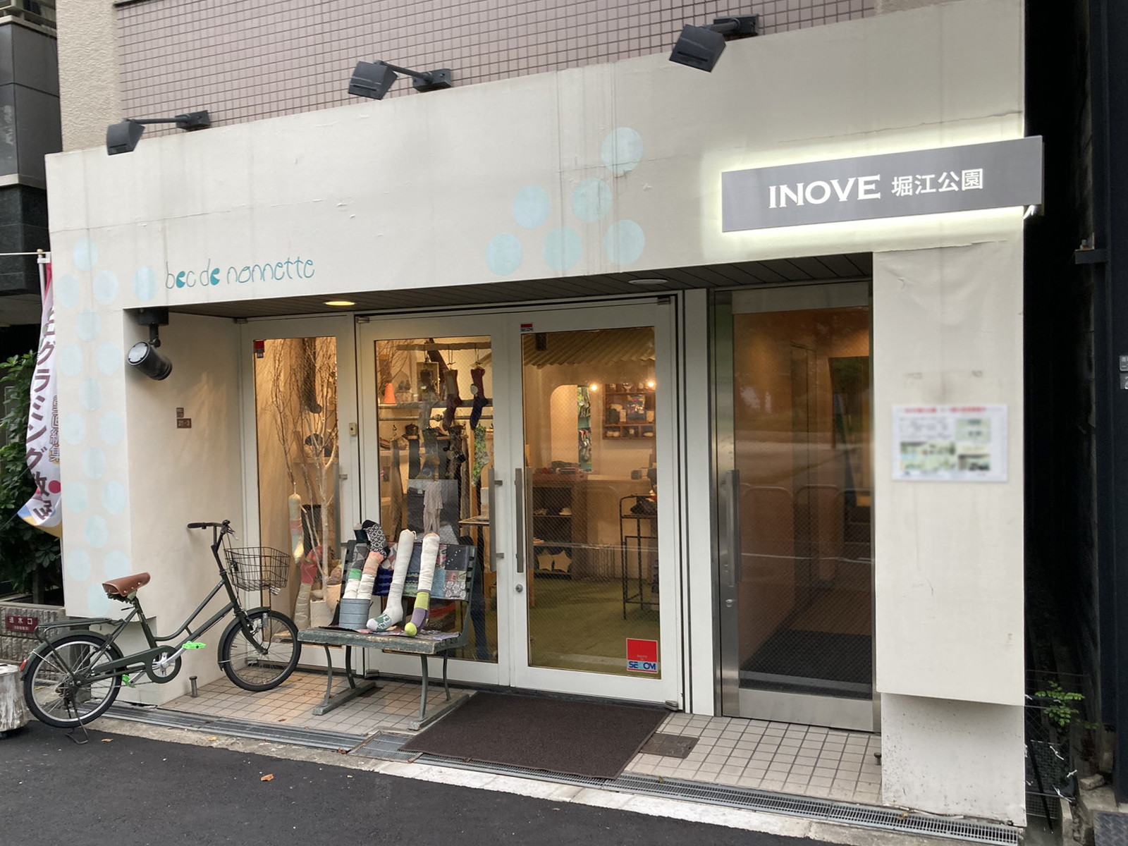 オフィスビル出入口