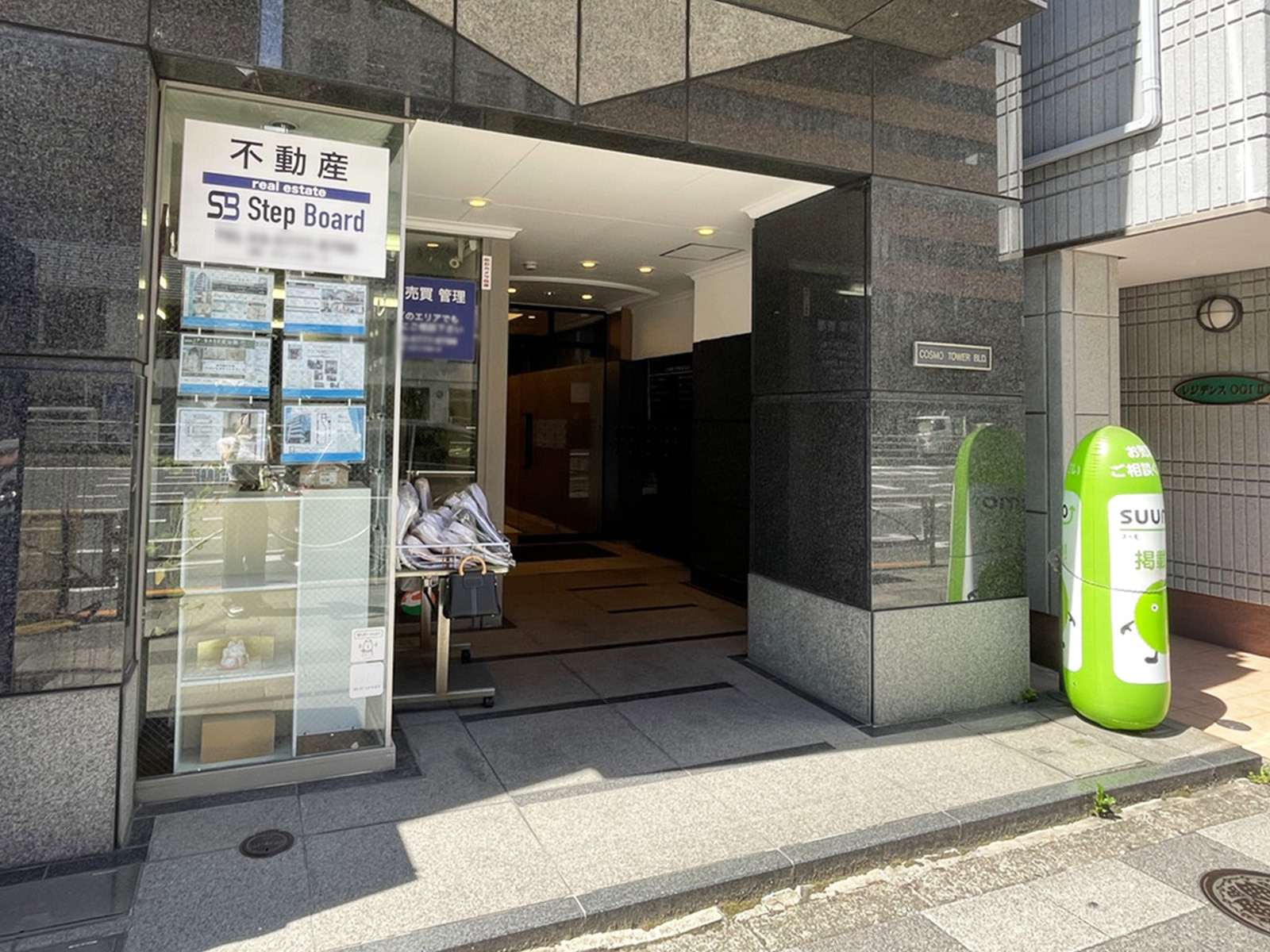 オフィスビル出入口