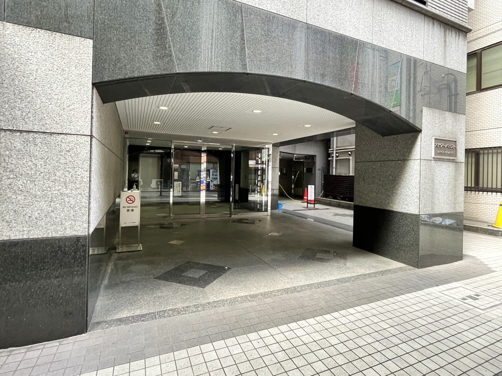 オフィスビル出入口