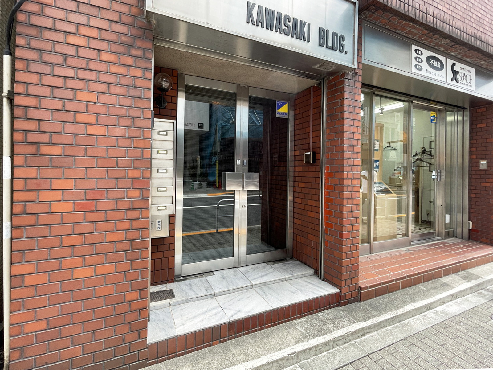 オフィスビル出入口