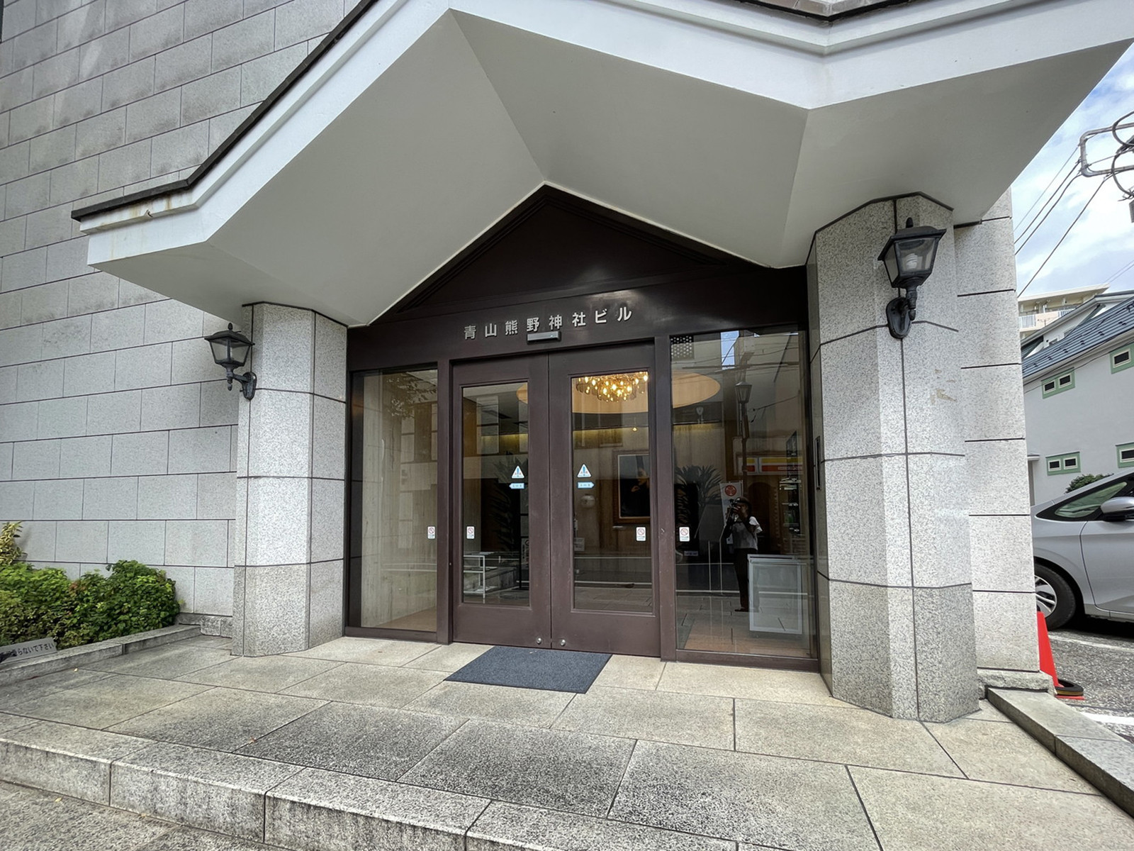 オフィスビル出入口