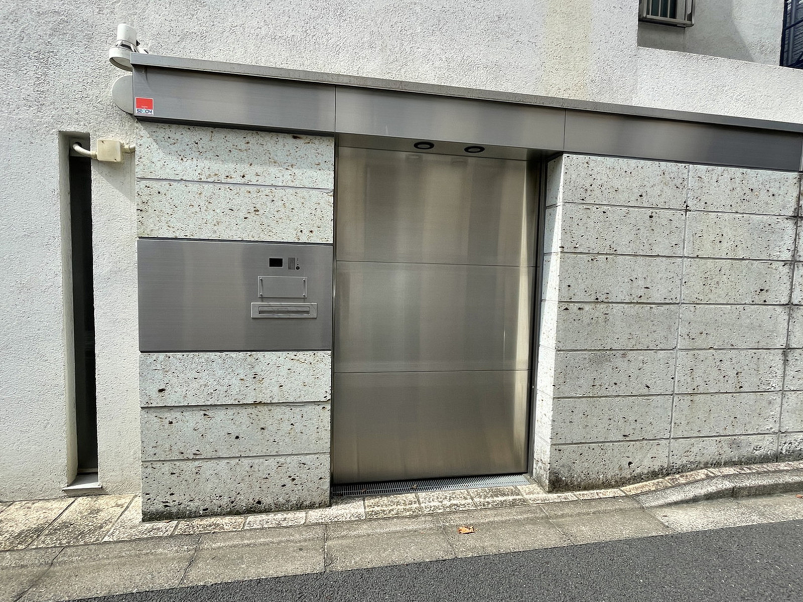 オフィスビル出入口