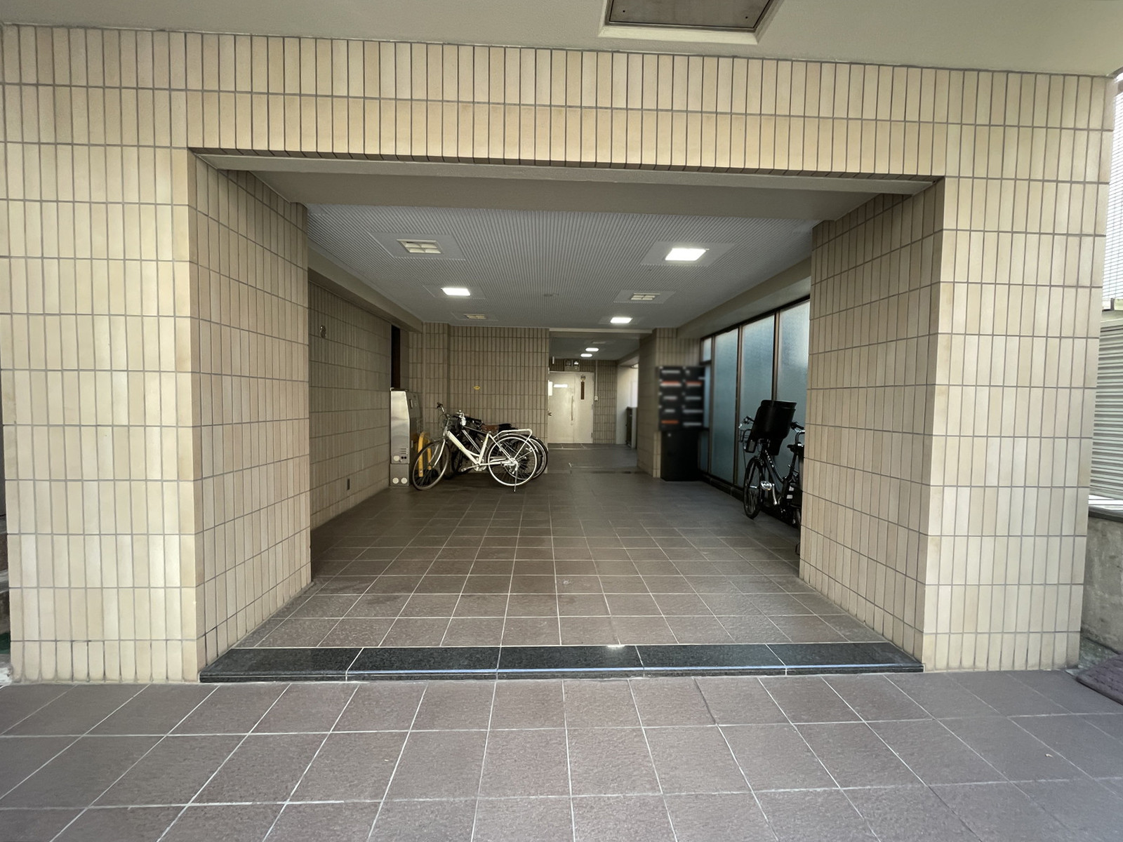オフィスビル出入口