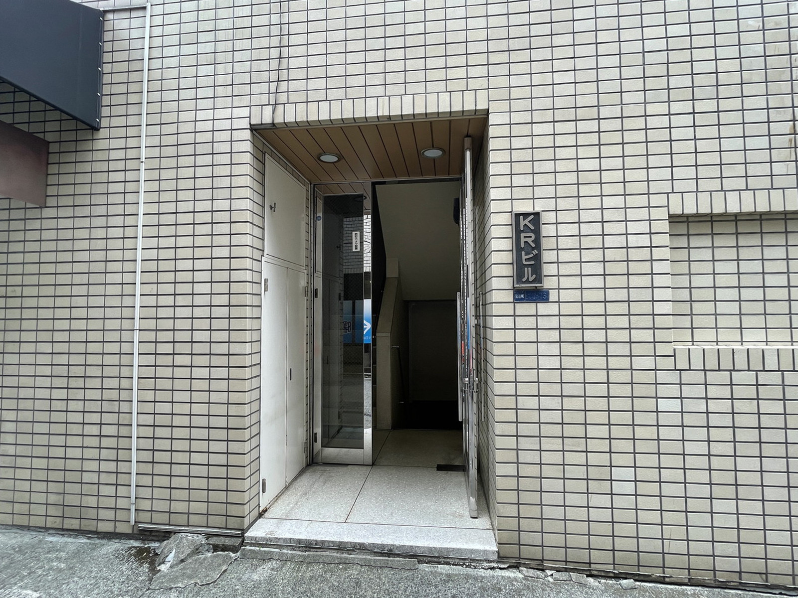 オフィスビル出入口