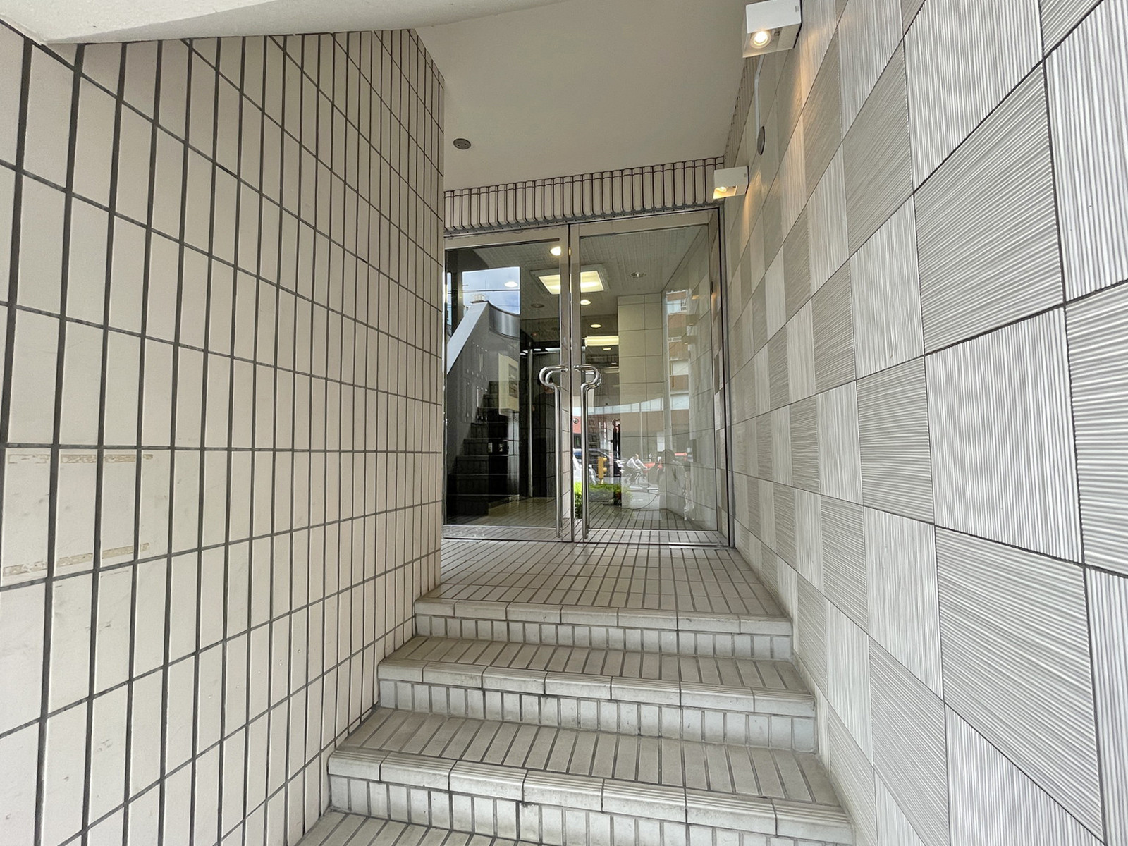 オフィスビル出入口