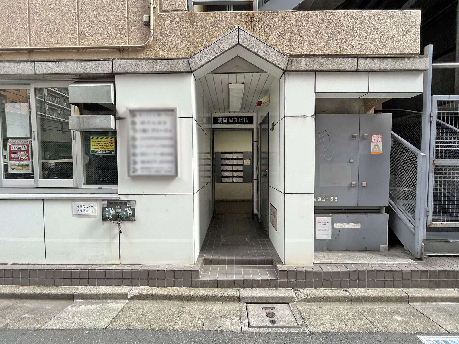 オフィスビル出入り口