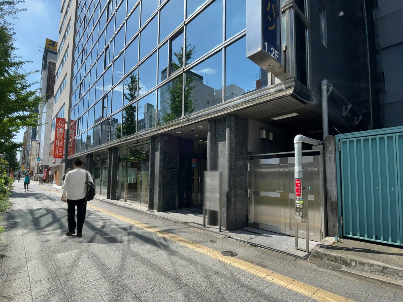 オフィスビル出入口