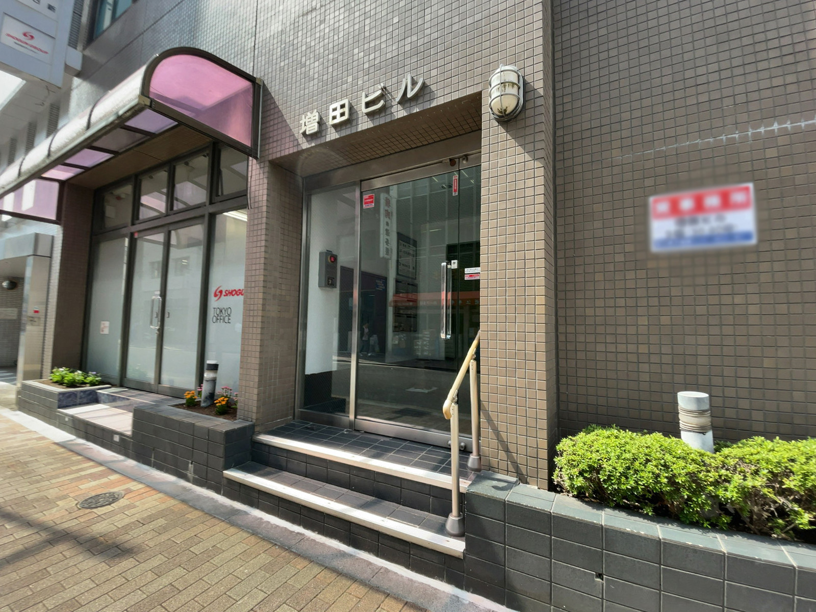 オフィスビル出入口