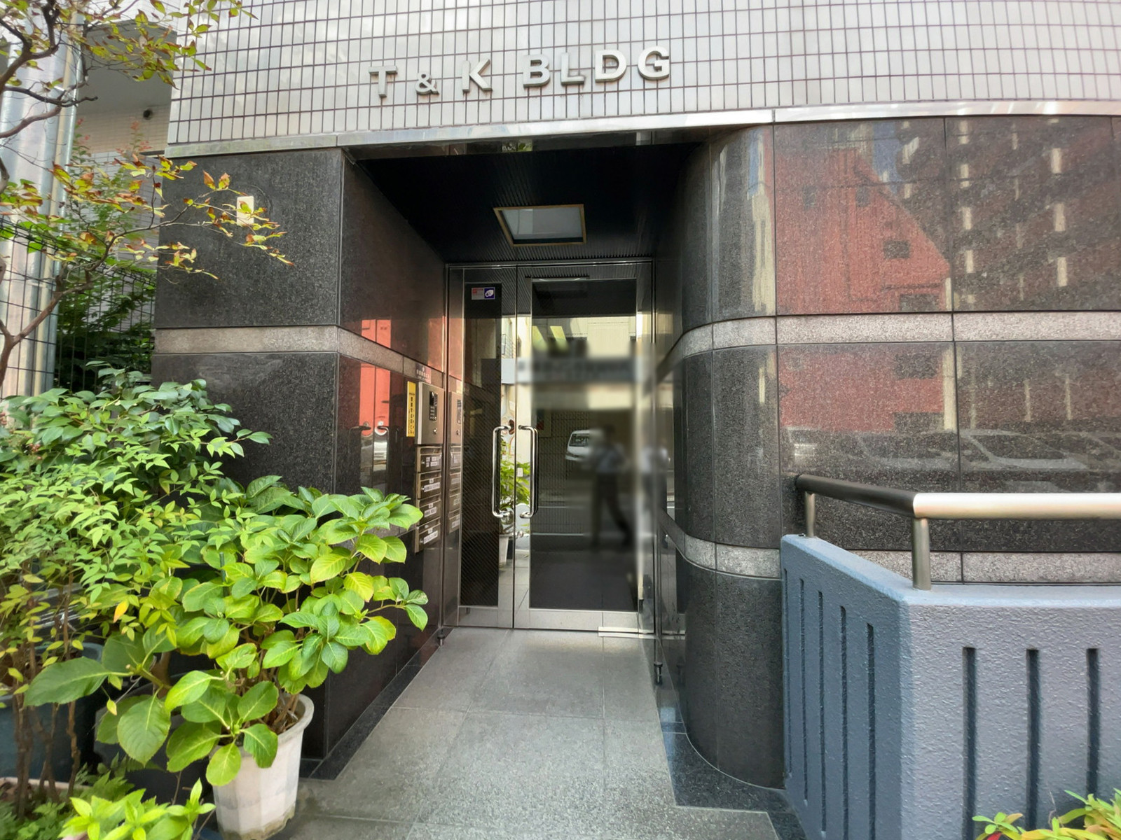 オフィスビル出入口