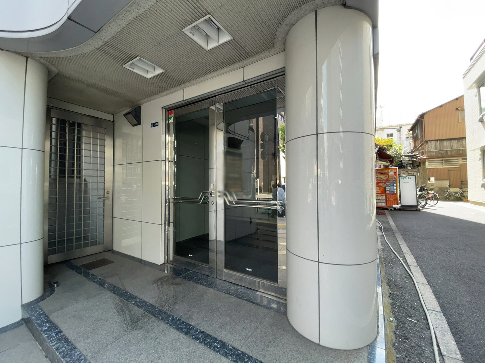 オフィスビル出入口