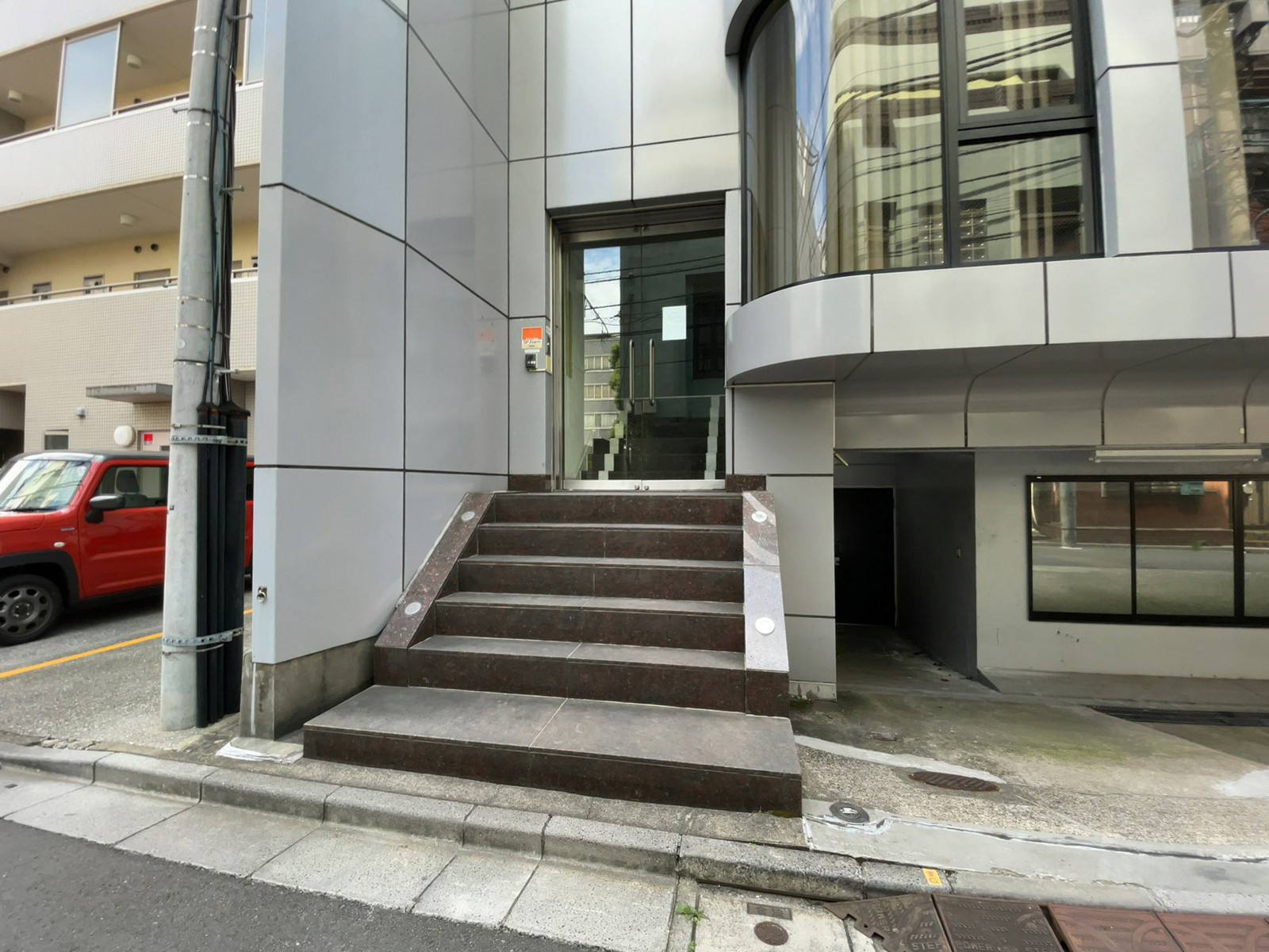 オフィスビル出入口