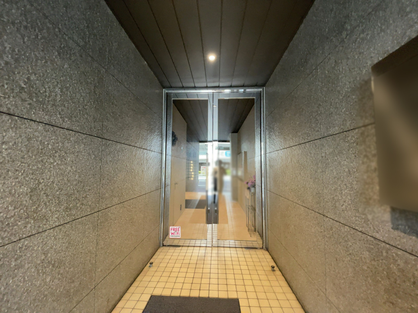 オフィスビル出入口