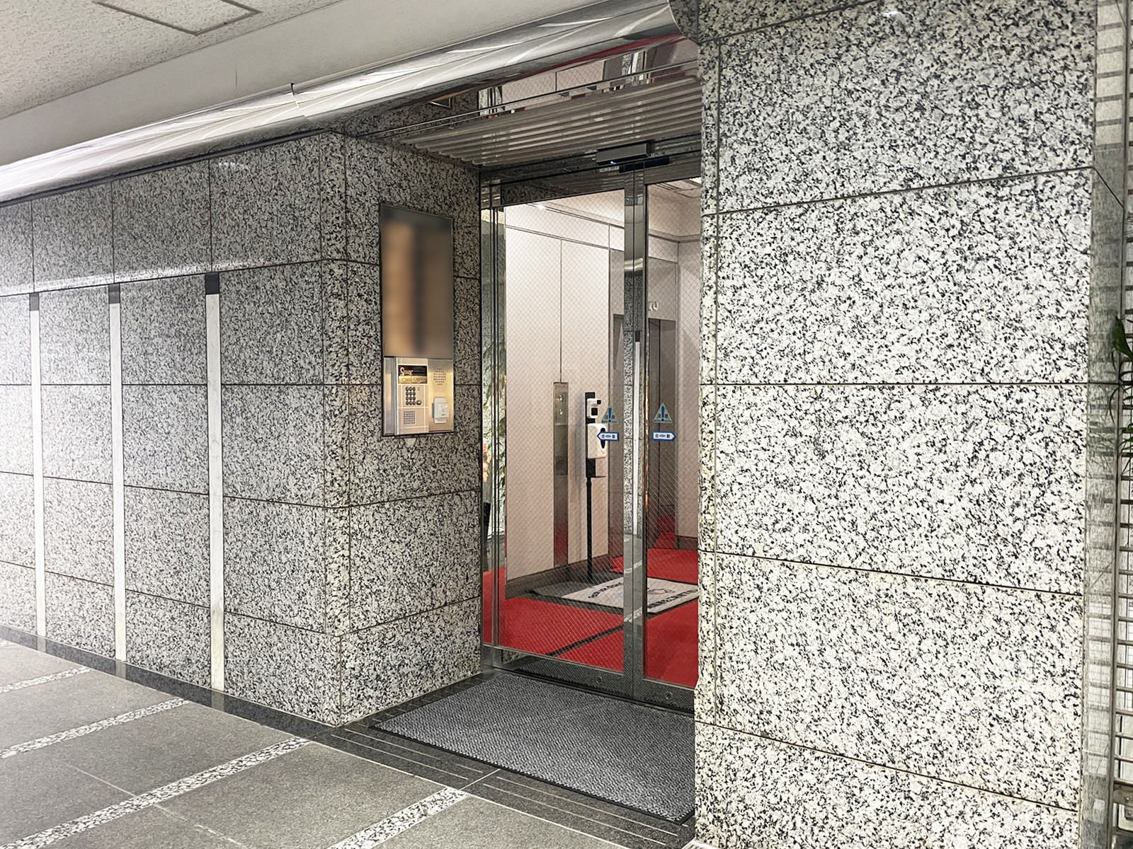 オフィスビル出入口