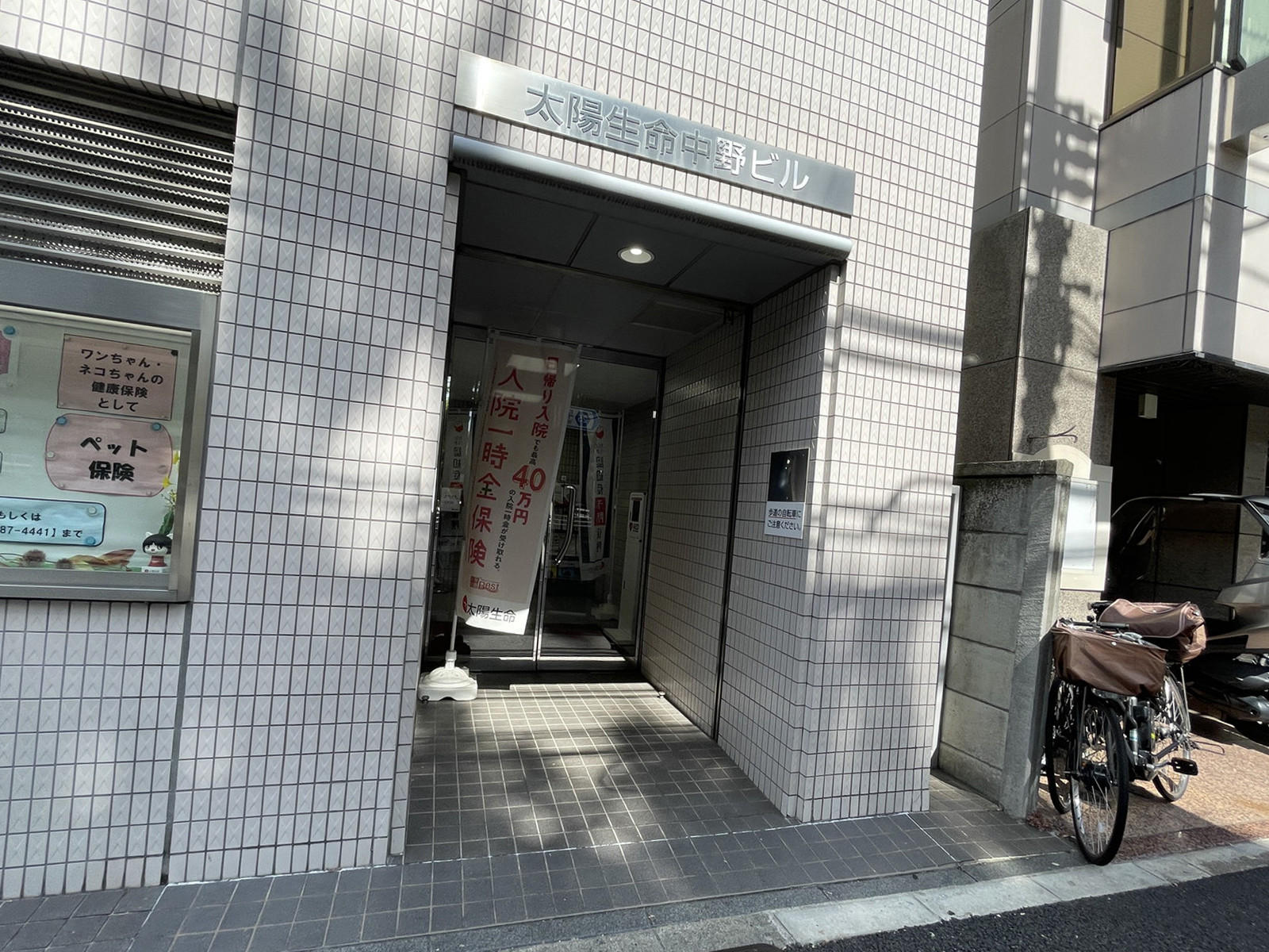 オフィスビル出入口