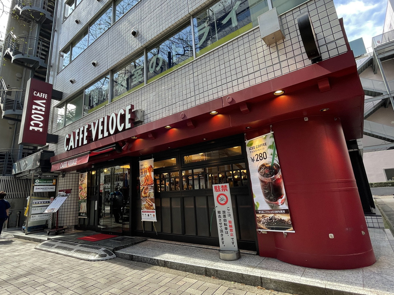 1階のカフェ・ベローチェ中野店