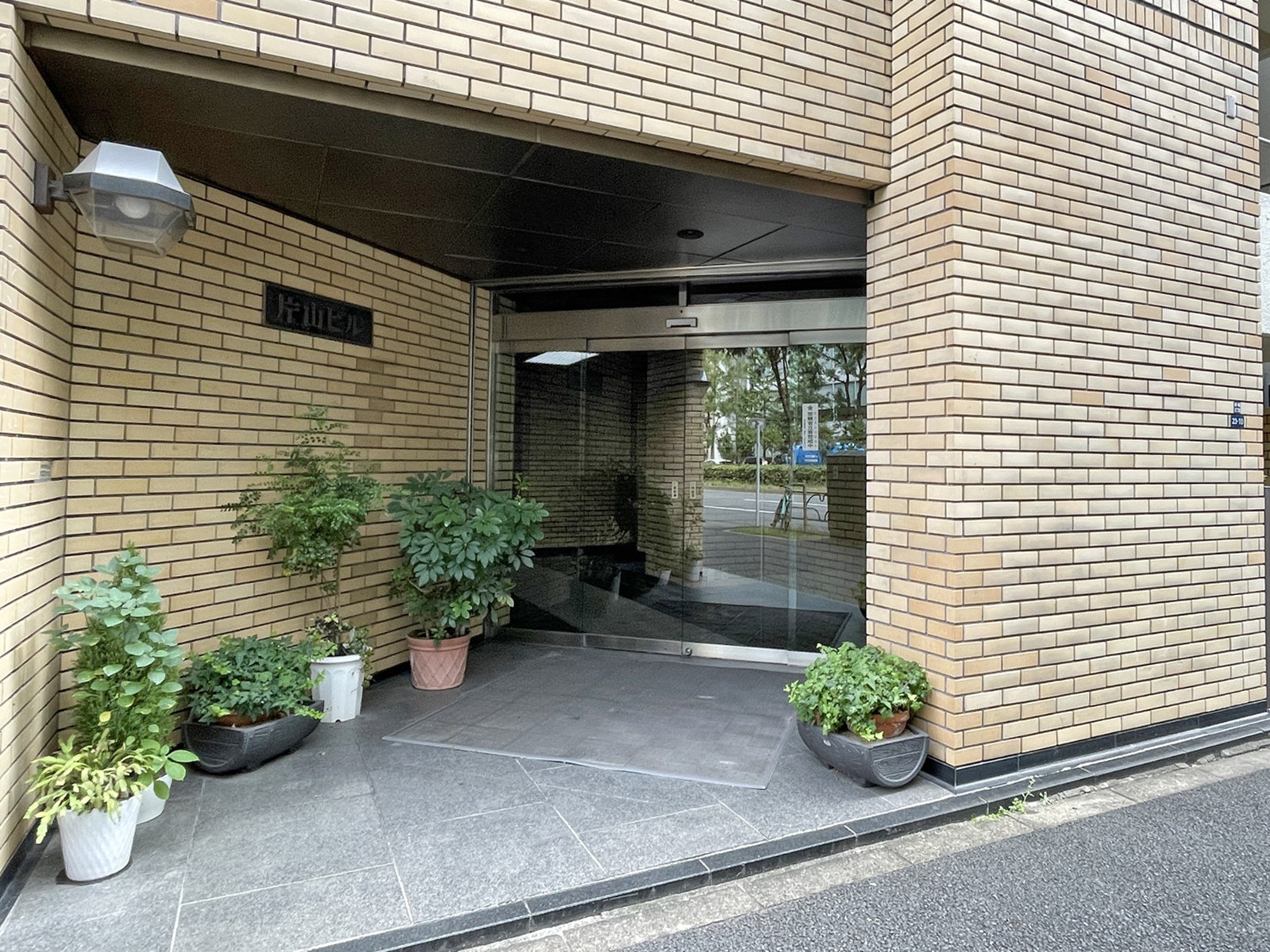 オフィスビル出入口