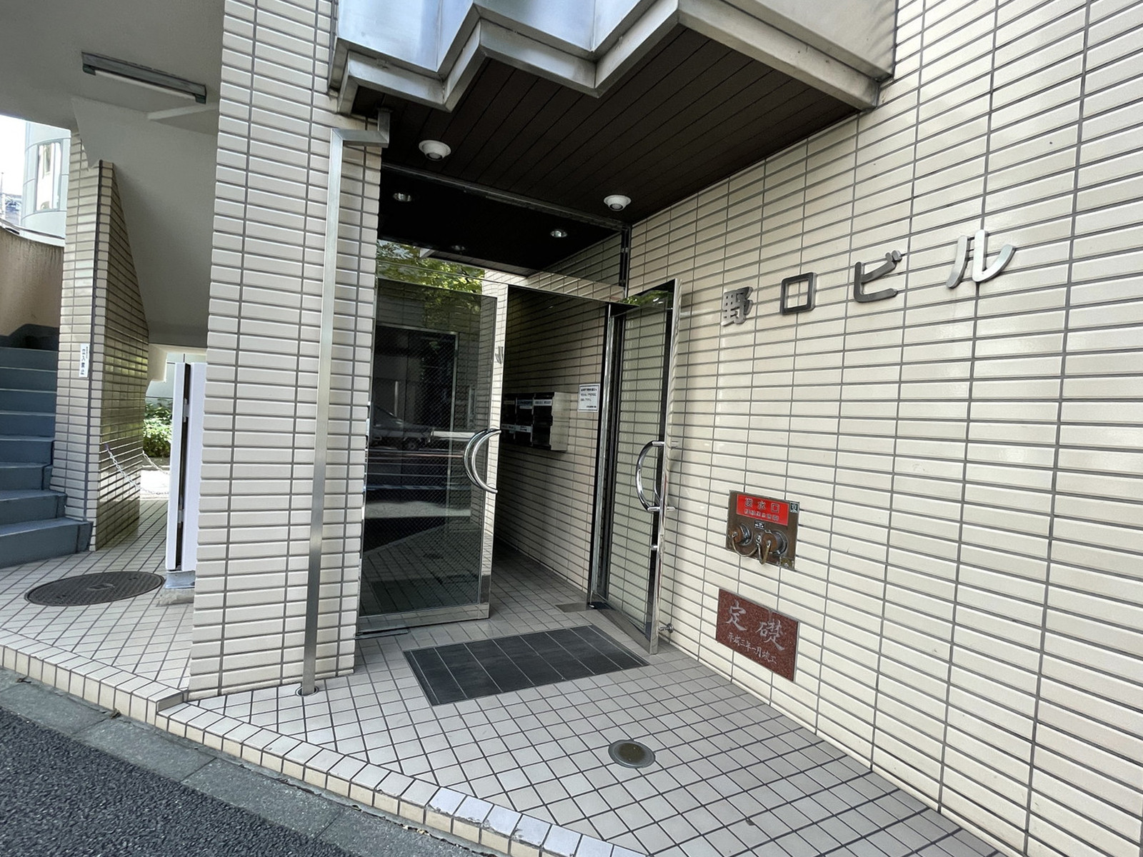 オフィスビル出入口